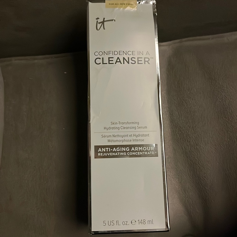 It cosmetics skin transforming hydrating cleansing serum- unopened